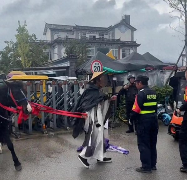 聚富配资 网红骑马强闯大理洱海生态廊道，与多名保安起冲突；当地：廊道禁止机动车和马入内
